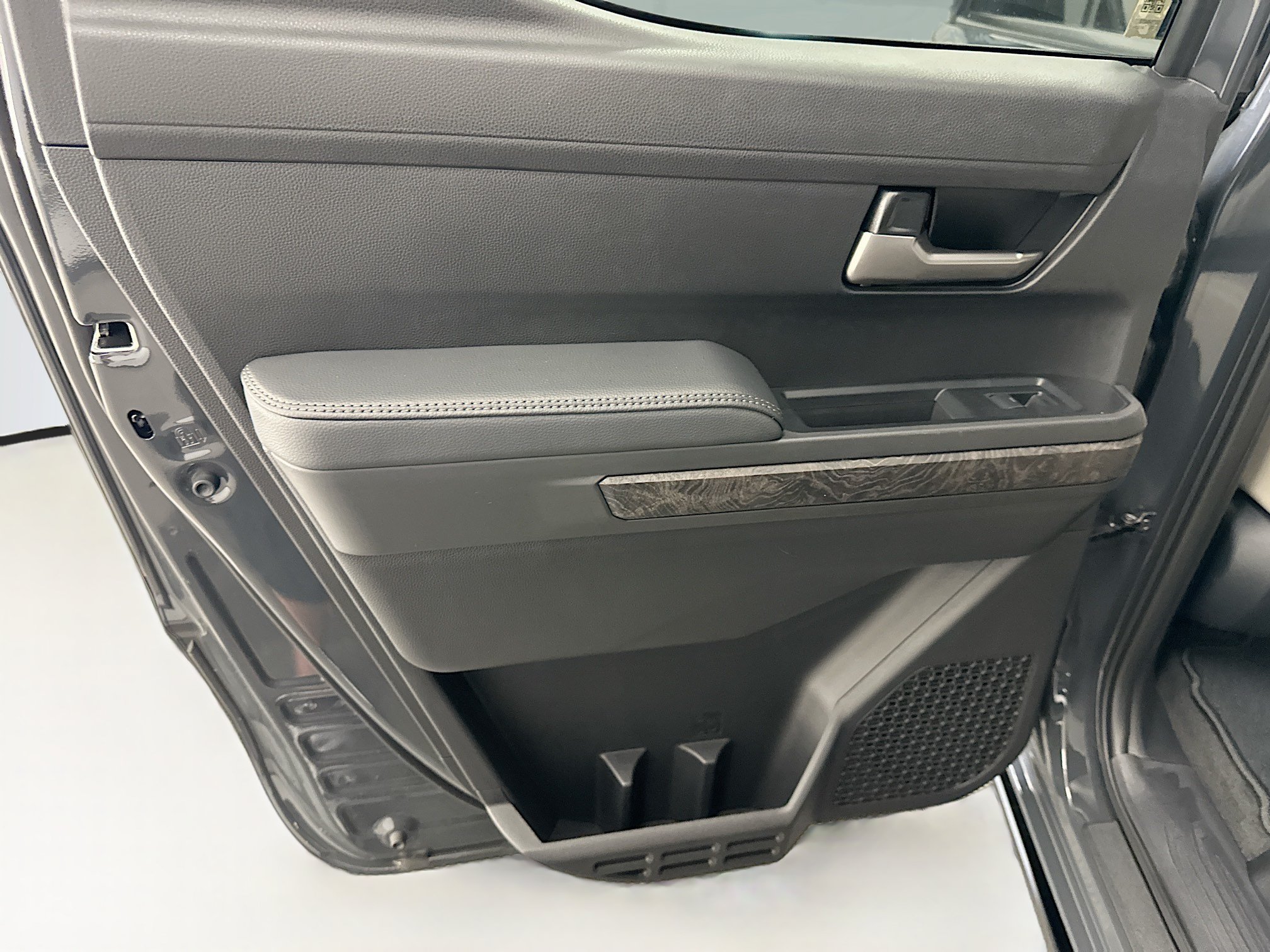 Used 2025 Toyota Tacoma Limited AWD/4WD image 28