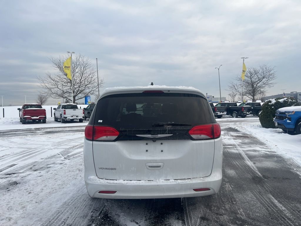 Used 2024 Chrysler Voyager LX image 4