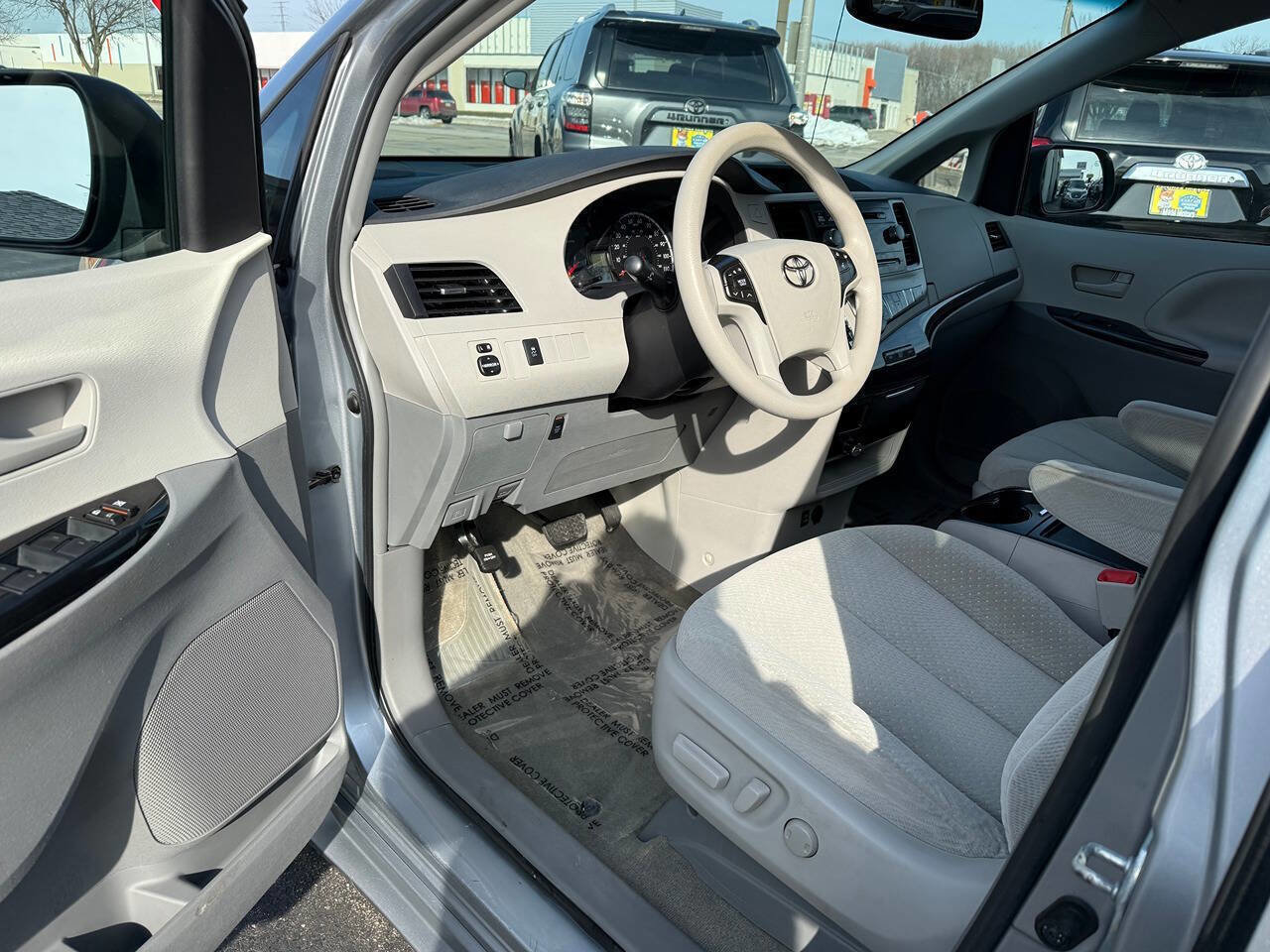 Used 2014 Toyota Sienna LE image 90