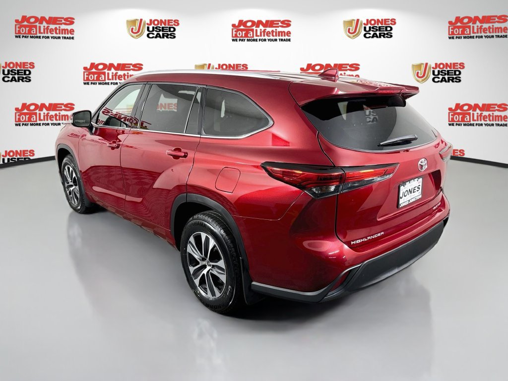 Certified 2022 Toyota Highlander XLE AWD/4WD image 2