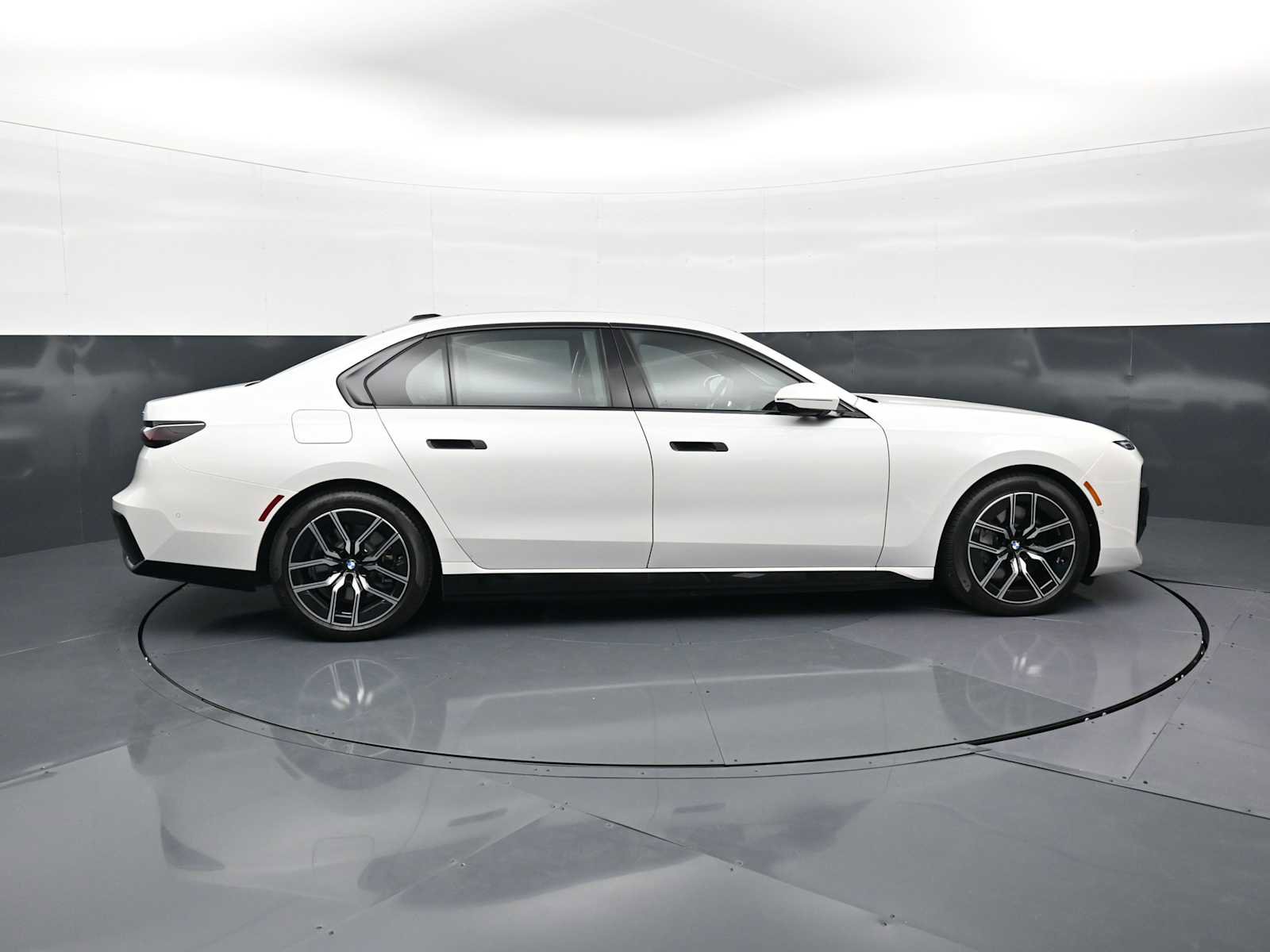 Used 2025 BMW 750e xDrive AWD/4WD image 4