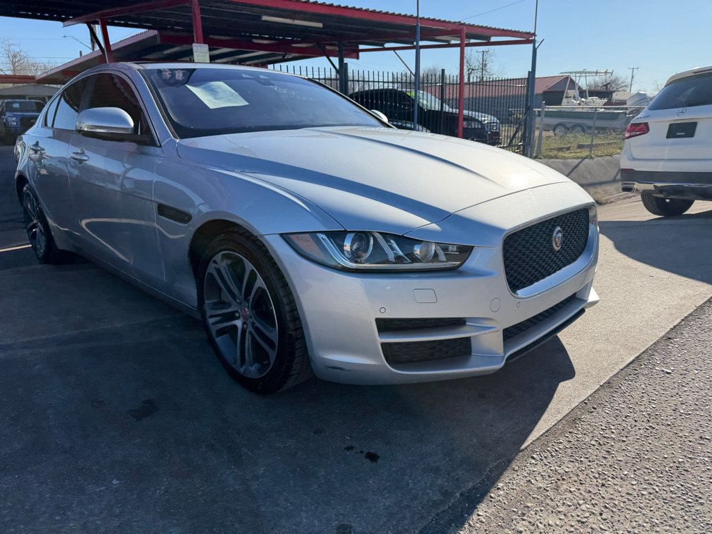 Used 2017 Jaguar XE Premium RWD image 39