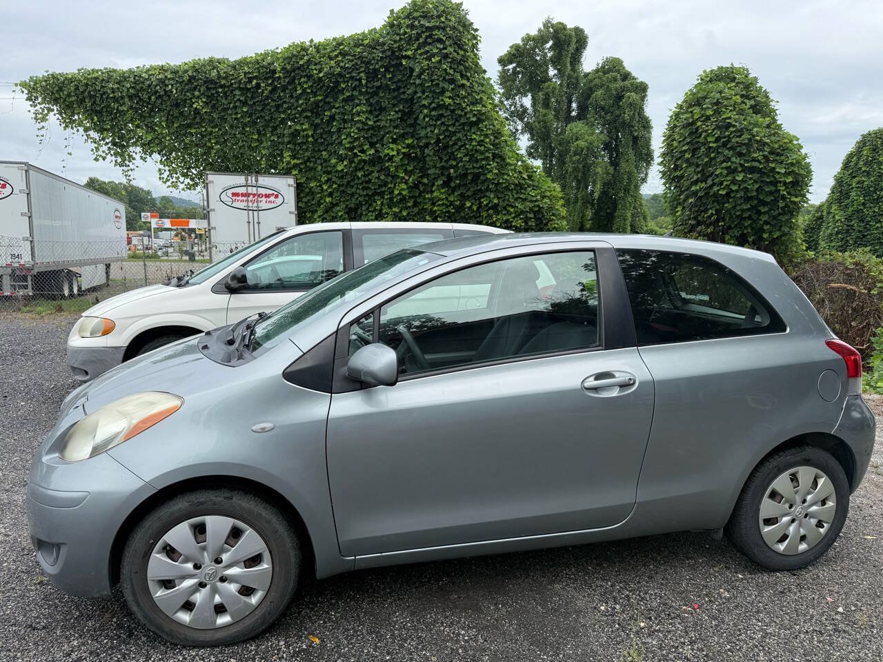 Used 2010 Toyota Yaris 2-Door Hatchback FWD image 2