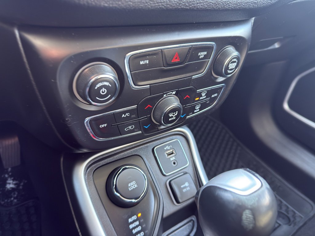 Used 2019 Jeep Compass Latitude w/ Cold Weather Group image 19