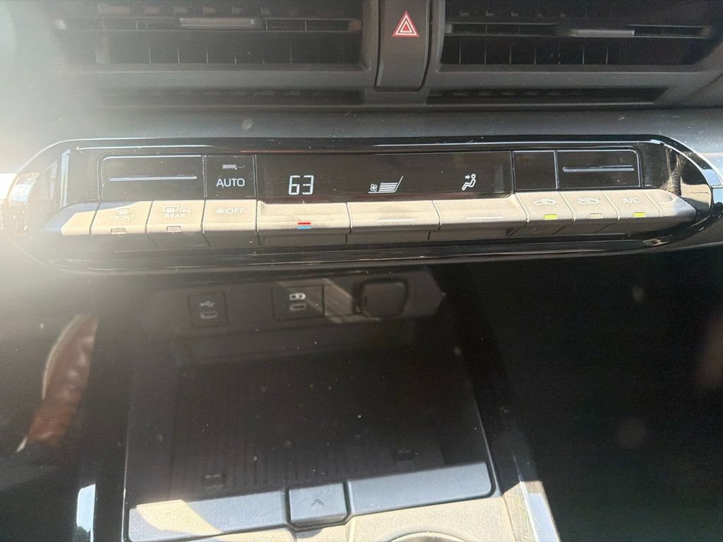 Used 2024 Toyota Prius LE FWD image 12