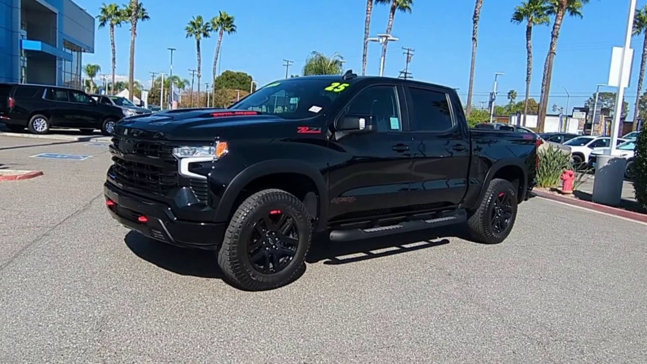 Used 2025 Chevrolet Silverado 1500 LT Trail Boss w/ Convenience Package II AWD/4WD image 4