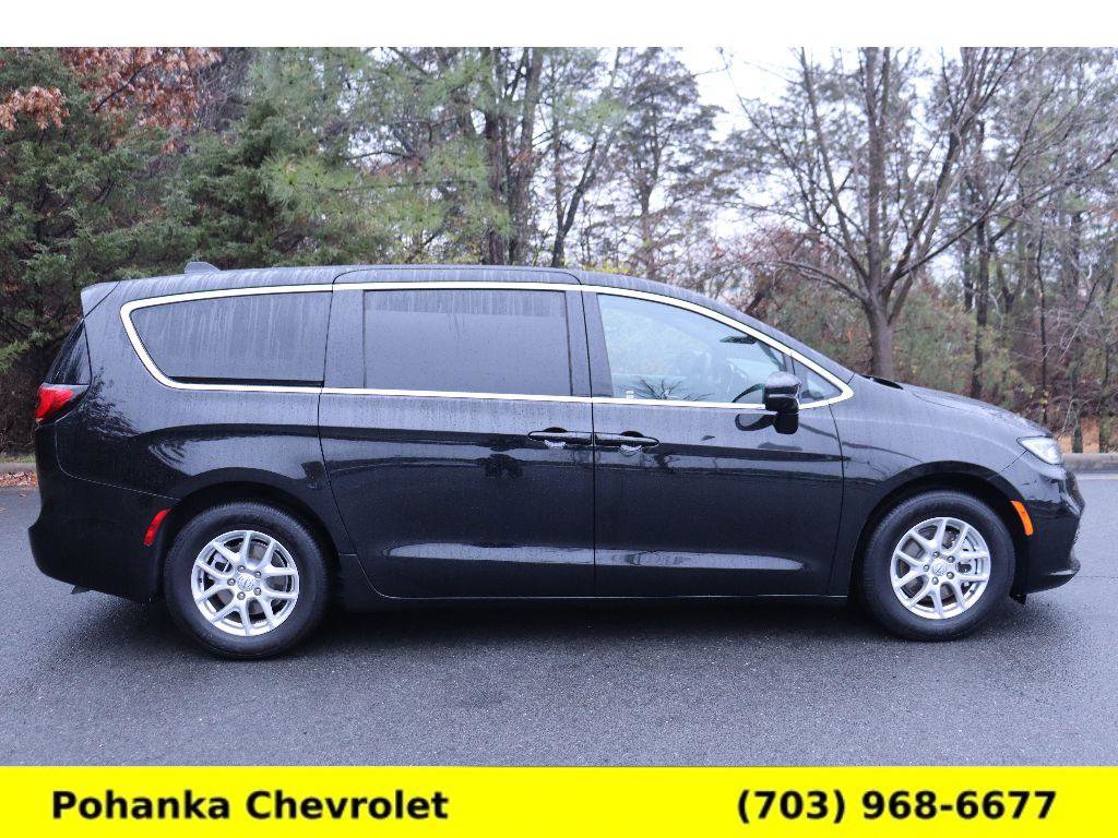 Used 2025 Chrysler Pacifica Select image 8