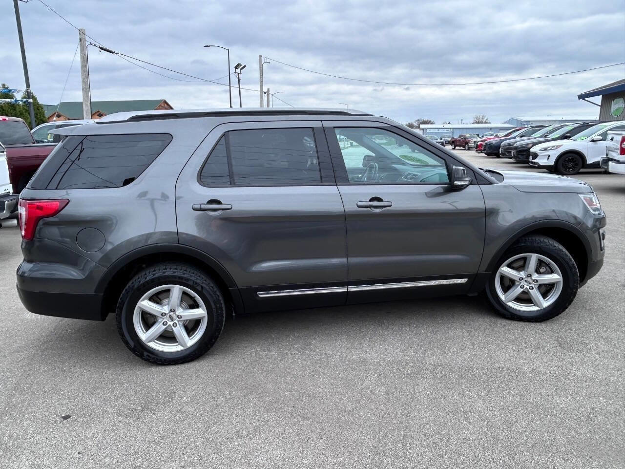 Used 2017 Ford Explorer XLT w/ Equipment Group 202A AWD/4WD image 8