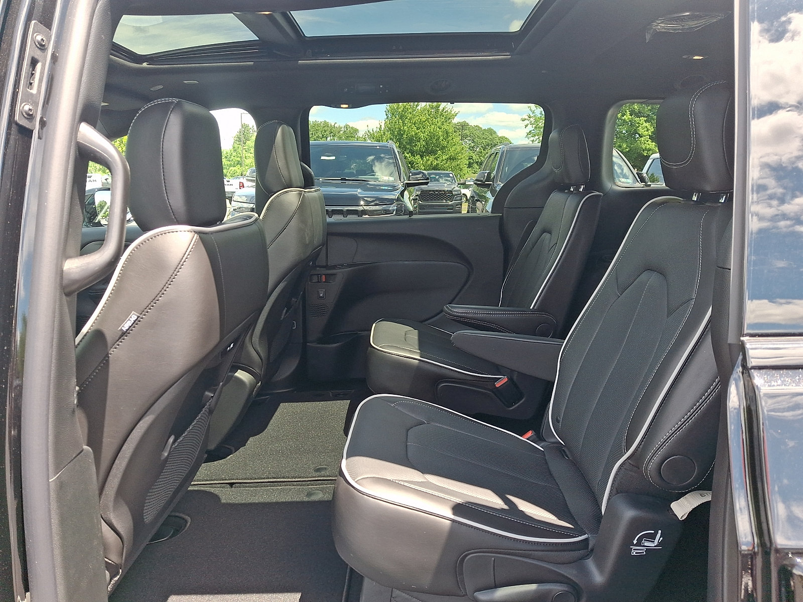 New 2027 Chrysler Pacifica Limited AWD/4WD image 7