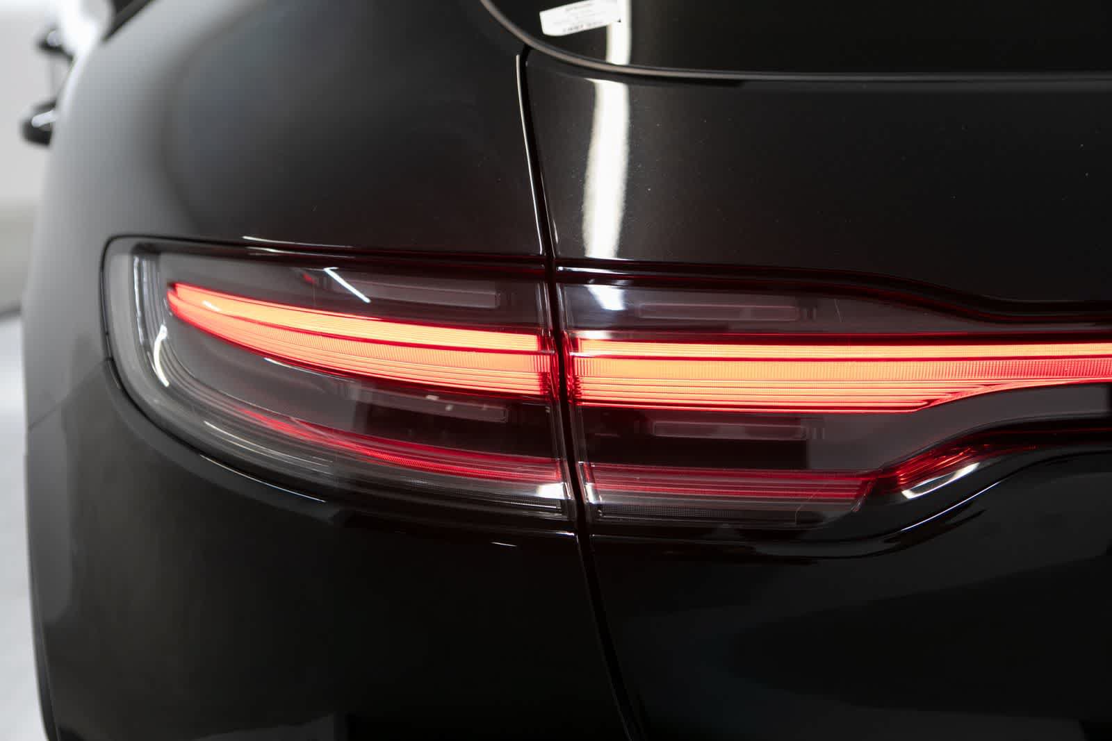 Certified 2022 Porsche Macan AWD/4WD image 34