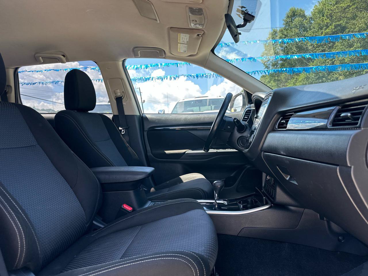Used 2017 Mitsubishi Outlander SE AWD/4WD image 19