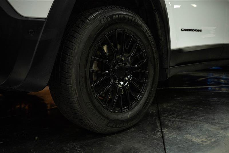 Used 2017 Jeep Cherokee Trailhawk image 3