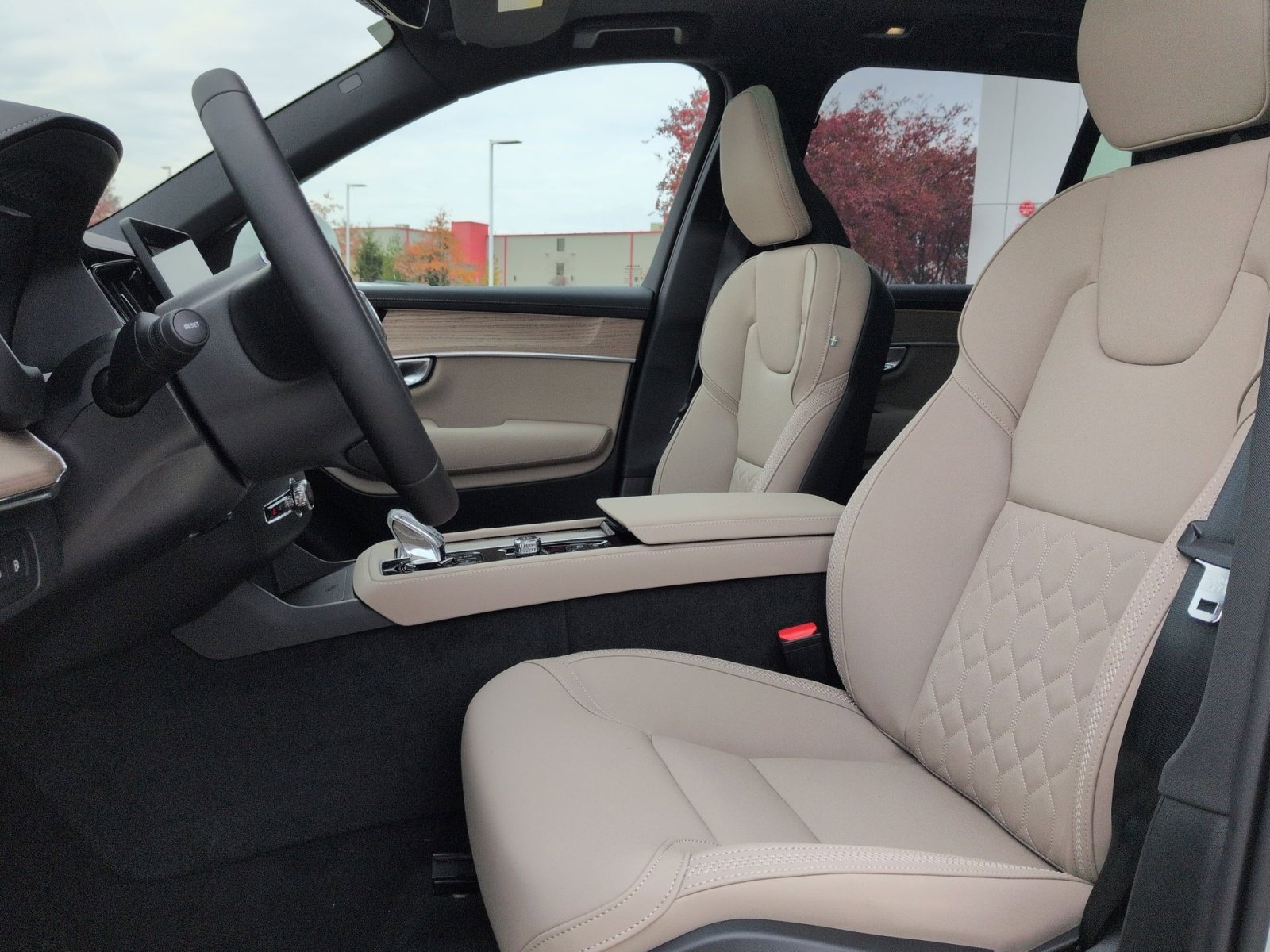 New 2026 Volvo XC90 T8 Plus w/ Protection Package Premier image 13