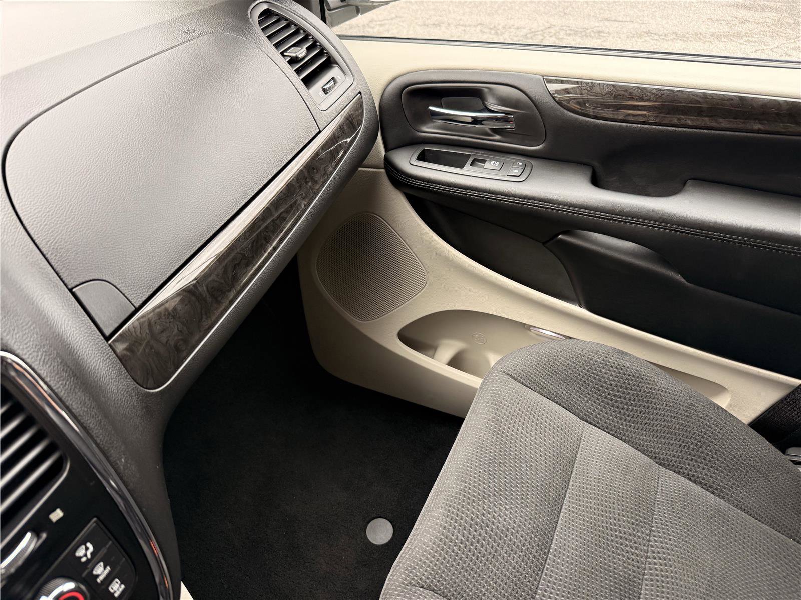 Used 2019 Dodge Grand Caravan SE image 18