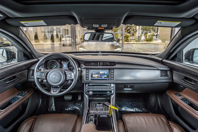 Used 2018 Jaguar XF S image 3