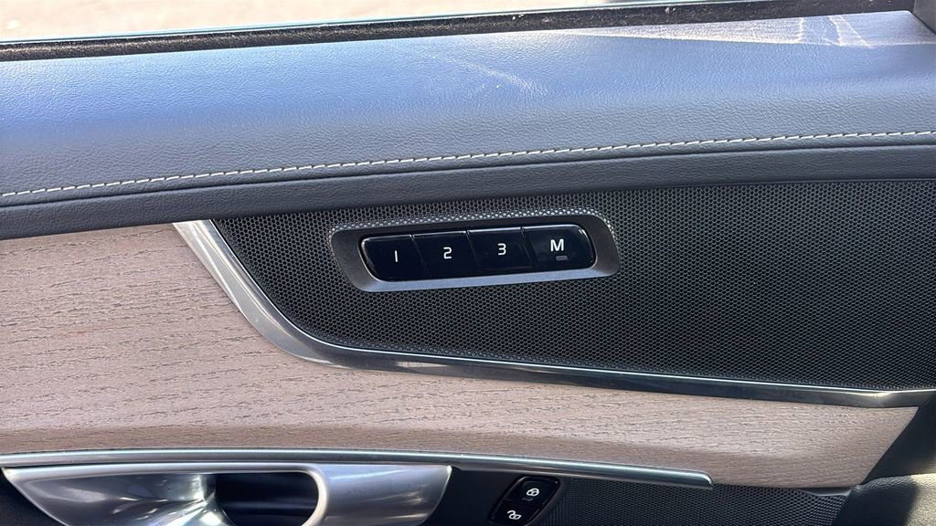 Certified 2025 Volvo XC90 B6 Plus AWD/4WD image 11