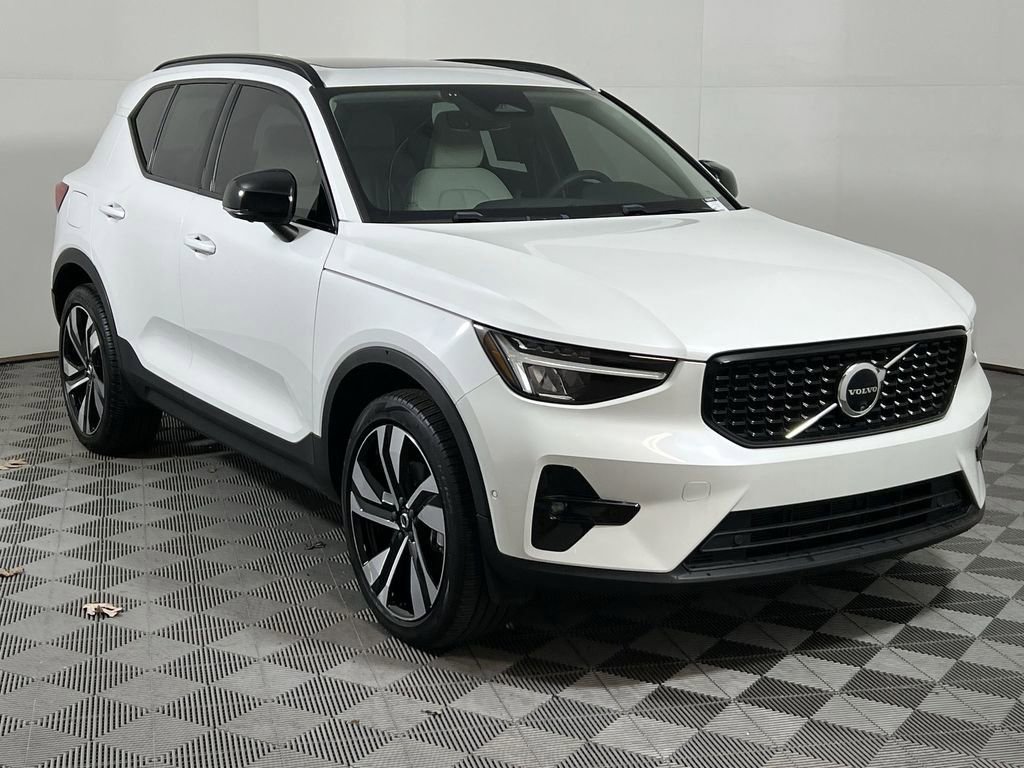 Certified 2024 Volvo XC40 B5 Plus image 2