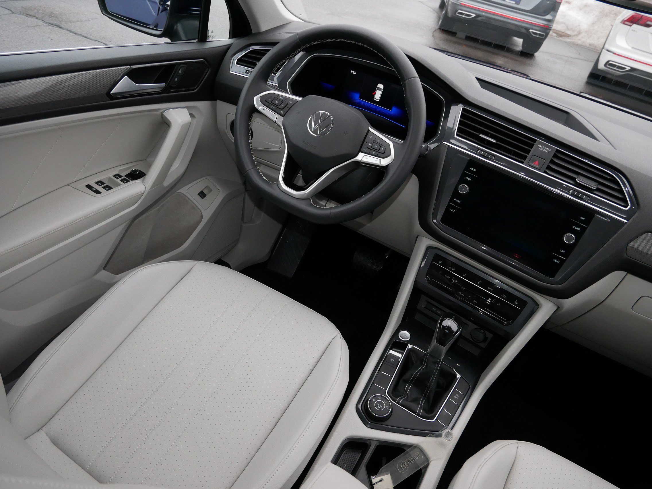 Certified 2022 Volkswagen Tiguan SE image 9