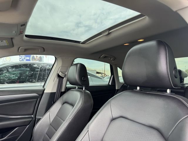 Used 2022 Volkswagen Jetta SE w/ Panoramic Sunroof Package FWD image 29