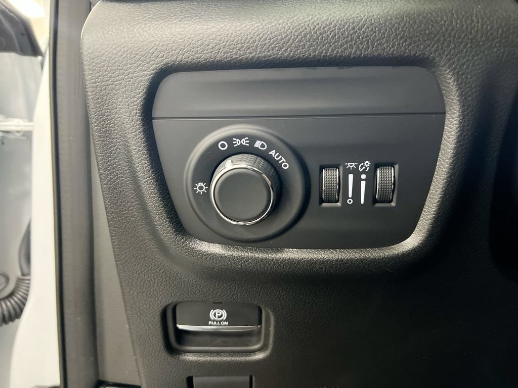 Used 2025 Jeep Grand Cherokee Altitude AWD/4WD image 18