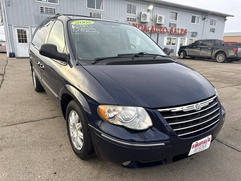 Used 2005 Chrysler Town & Country Touring w/ Luxury Group FWD image 11