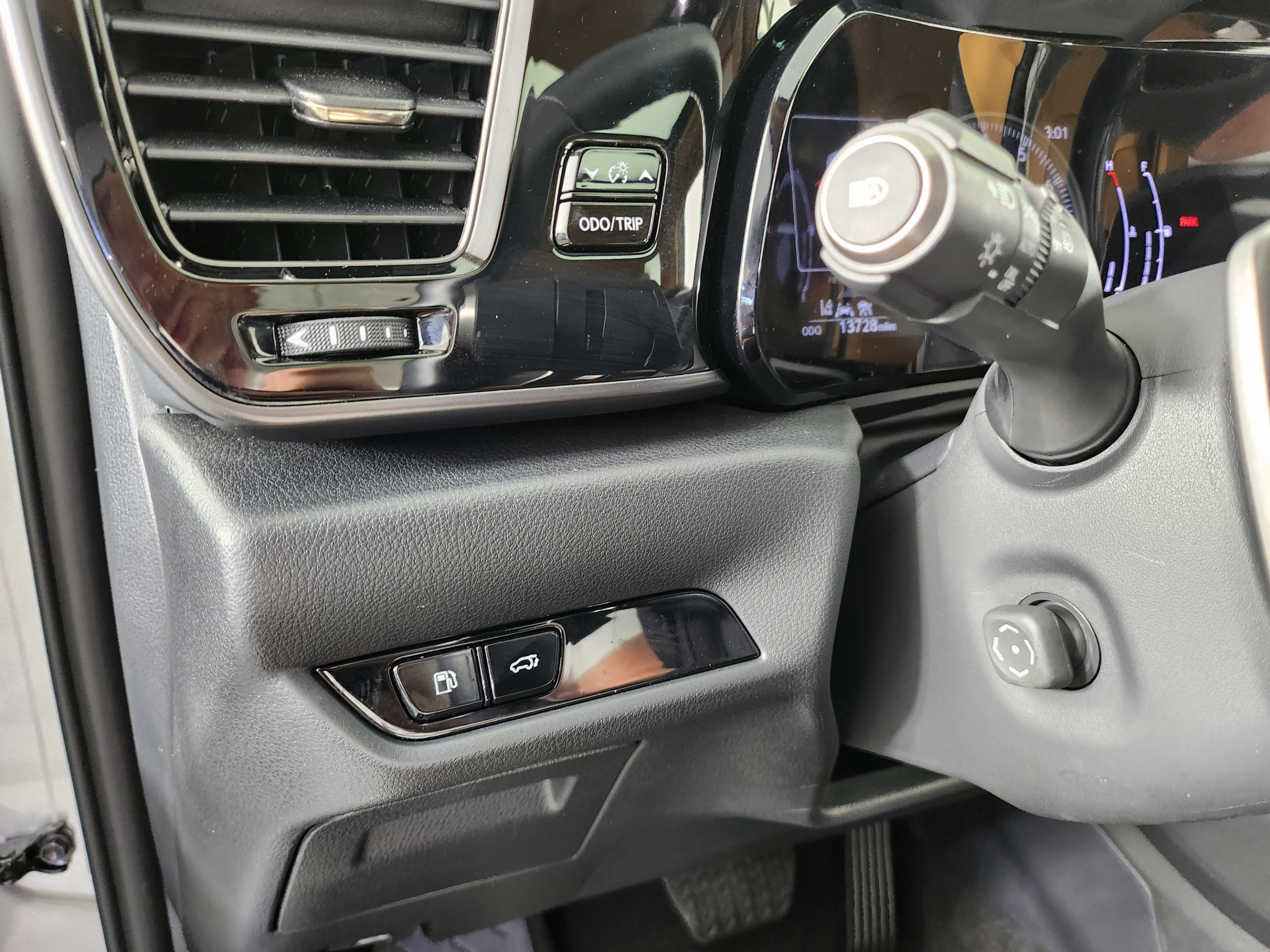 Certified 2025 Lexus NX 250 FWD w/ Towing Package (2000 Lbs) image 13