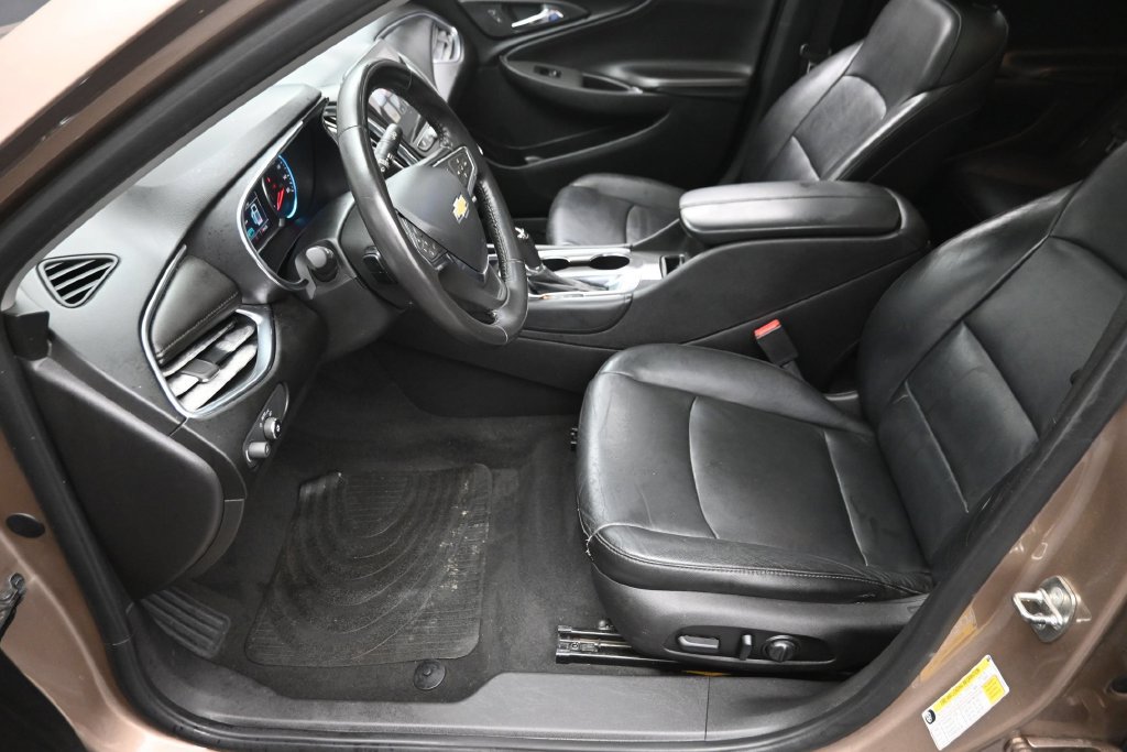 Used 2018 Chevrolet Malibu LT w/ Leather Package FWD image 16