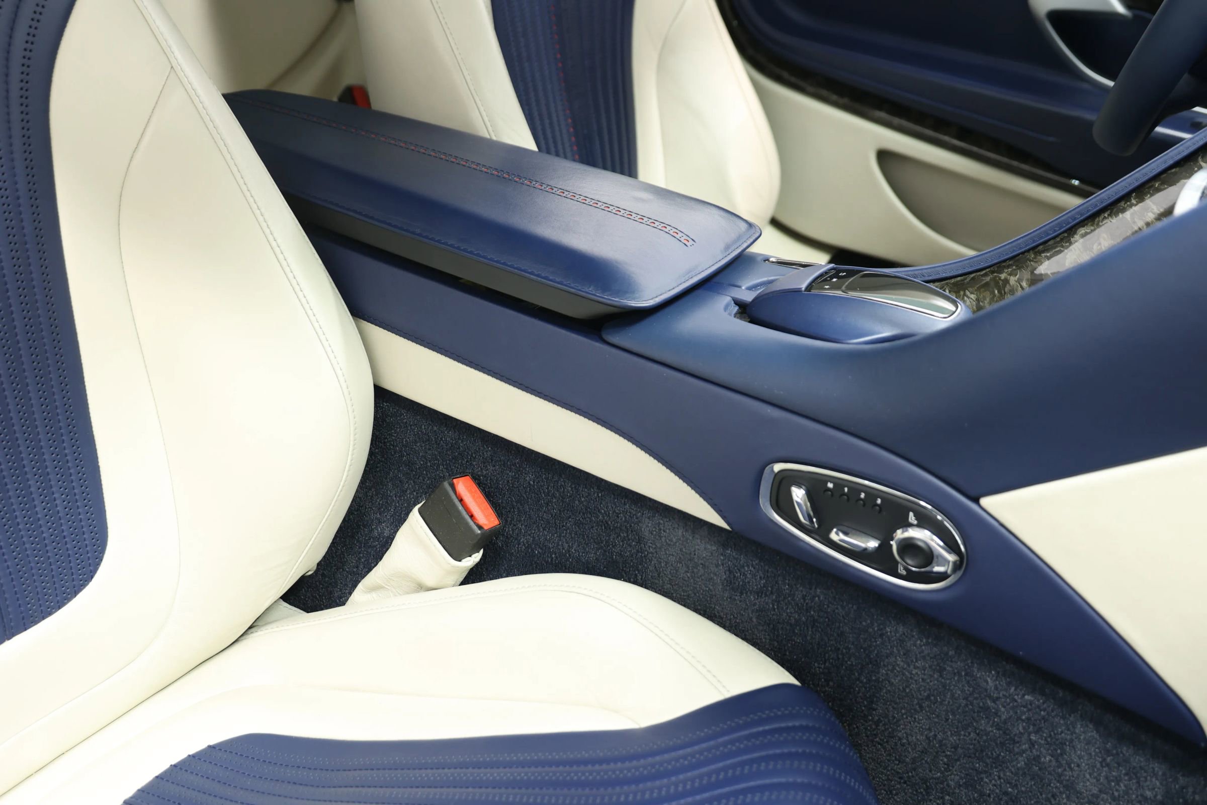 Used 2017 Aston Martin DB11 V12 image 87