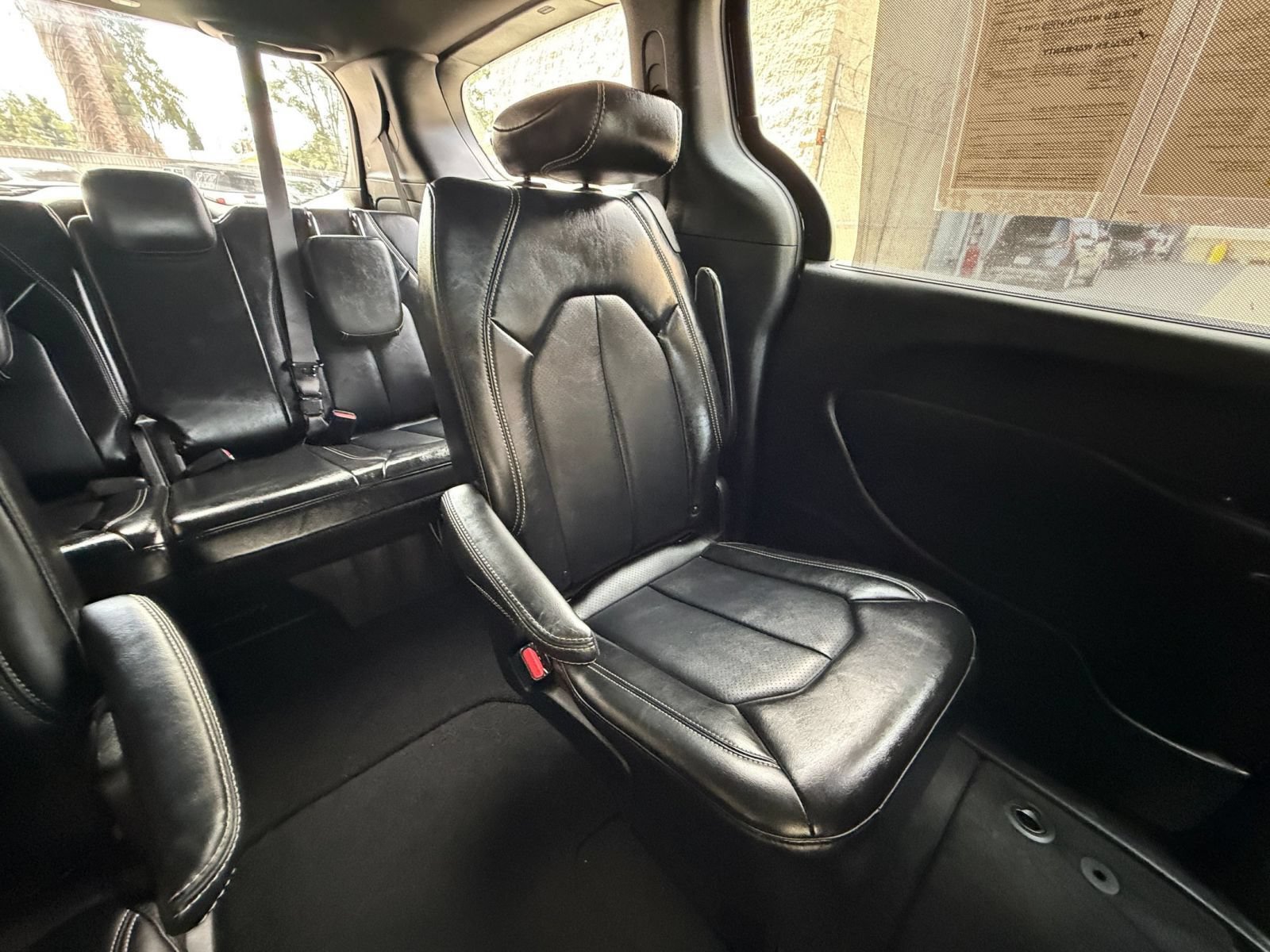 Used 2025 Chrysler Pacifica Select FWD image 35