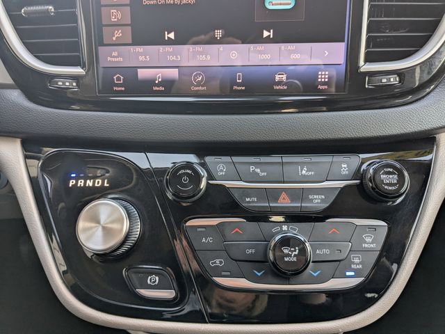 Used 2023 Chrysler Pacifica Touring-L FWD image 19