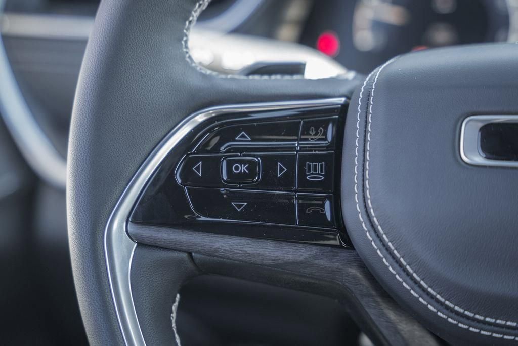 New 2025 Jeep Grand Cherokee Overland w/ Luxury Tech Group IV AWD/4WD image 30