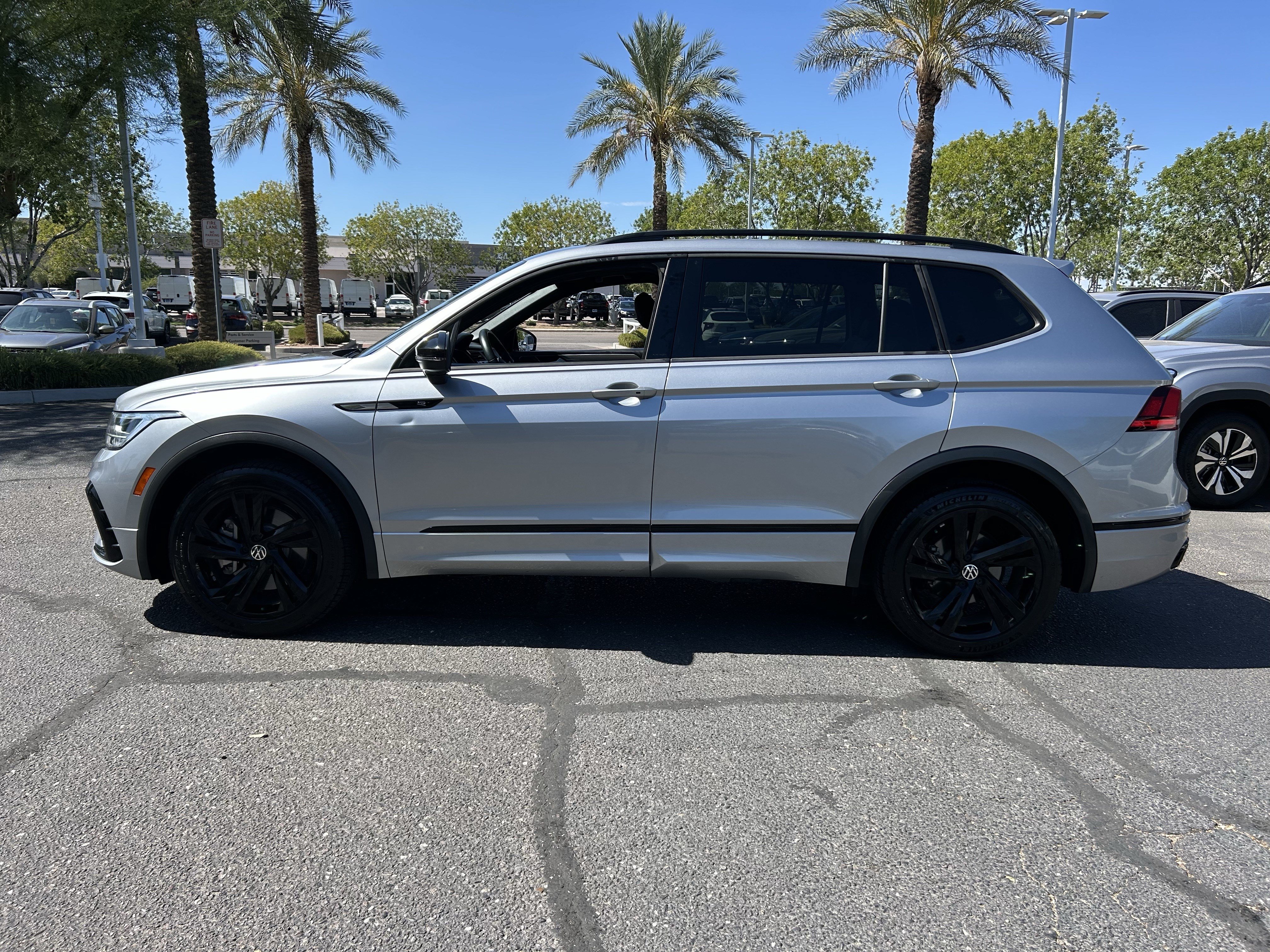 Used 2023 Volkswagen Tiguan SE R-Line FWD image 2