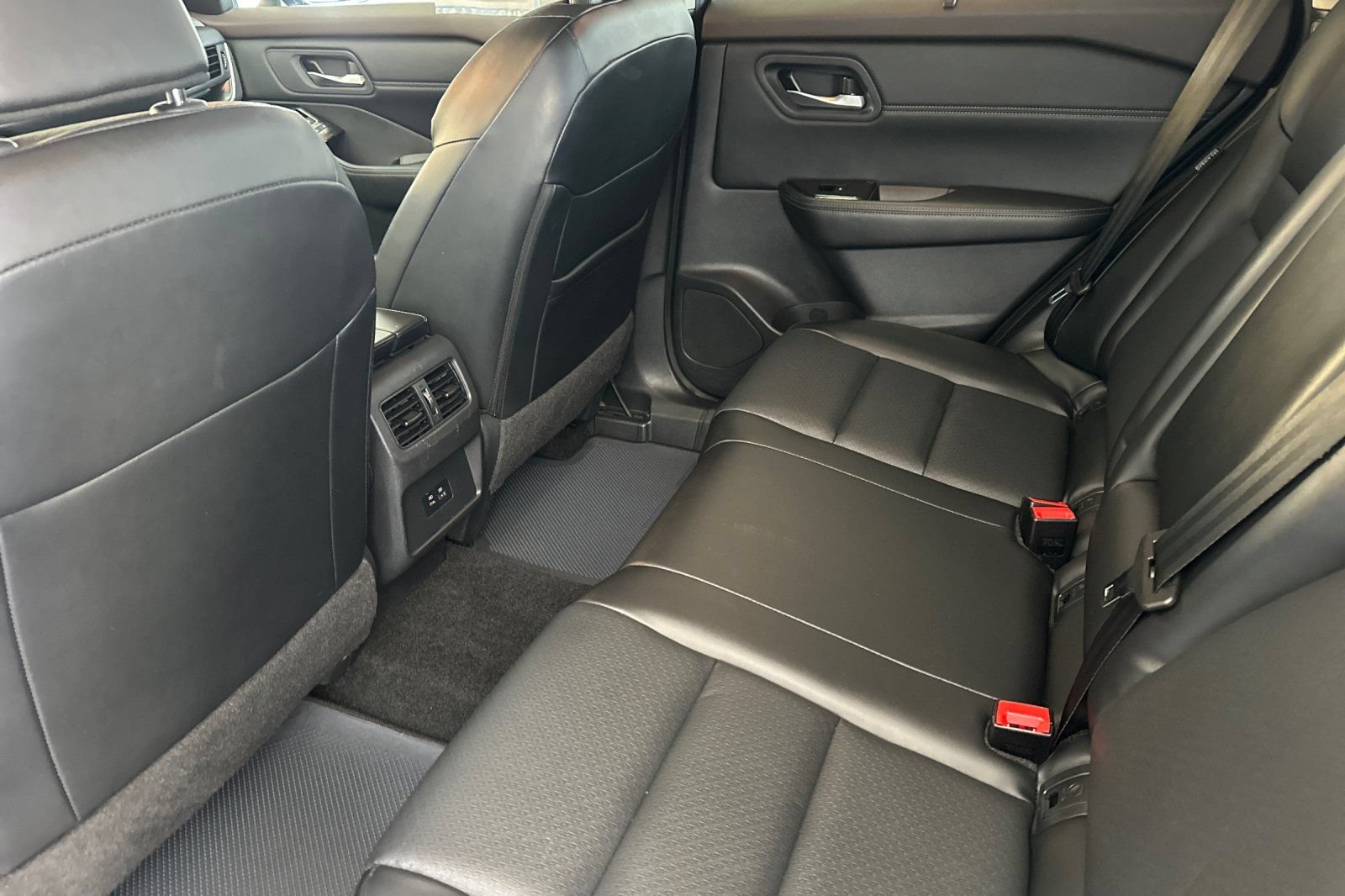 Used 2023 Nissan Rogue SV w/ SV Premium B Package FWD image 14