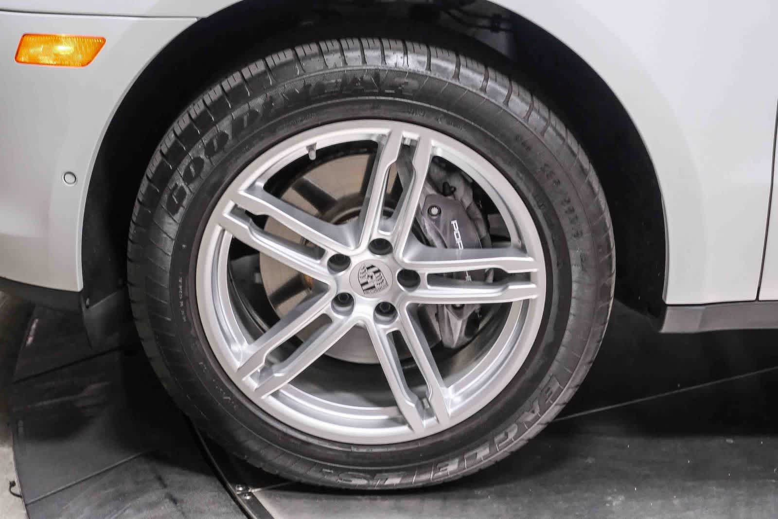Used 2023 Porsche Macan AWD/4WD image 10