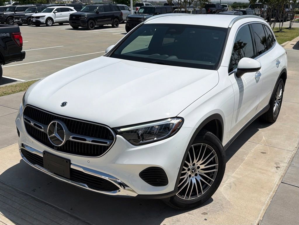 Used 2025 Mercedes-Benz GLC 300 image 3