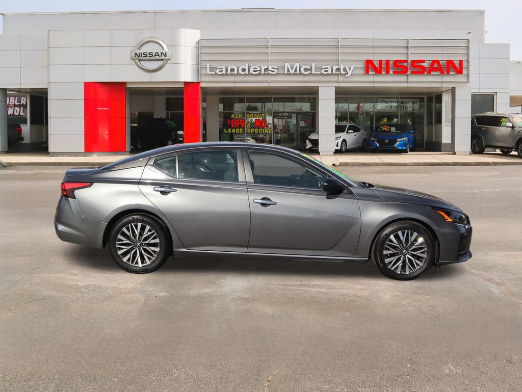 Used 2024 Nissan Altima 2.5 SV image 2