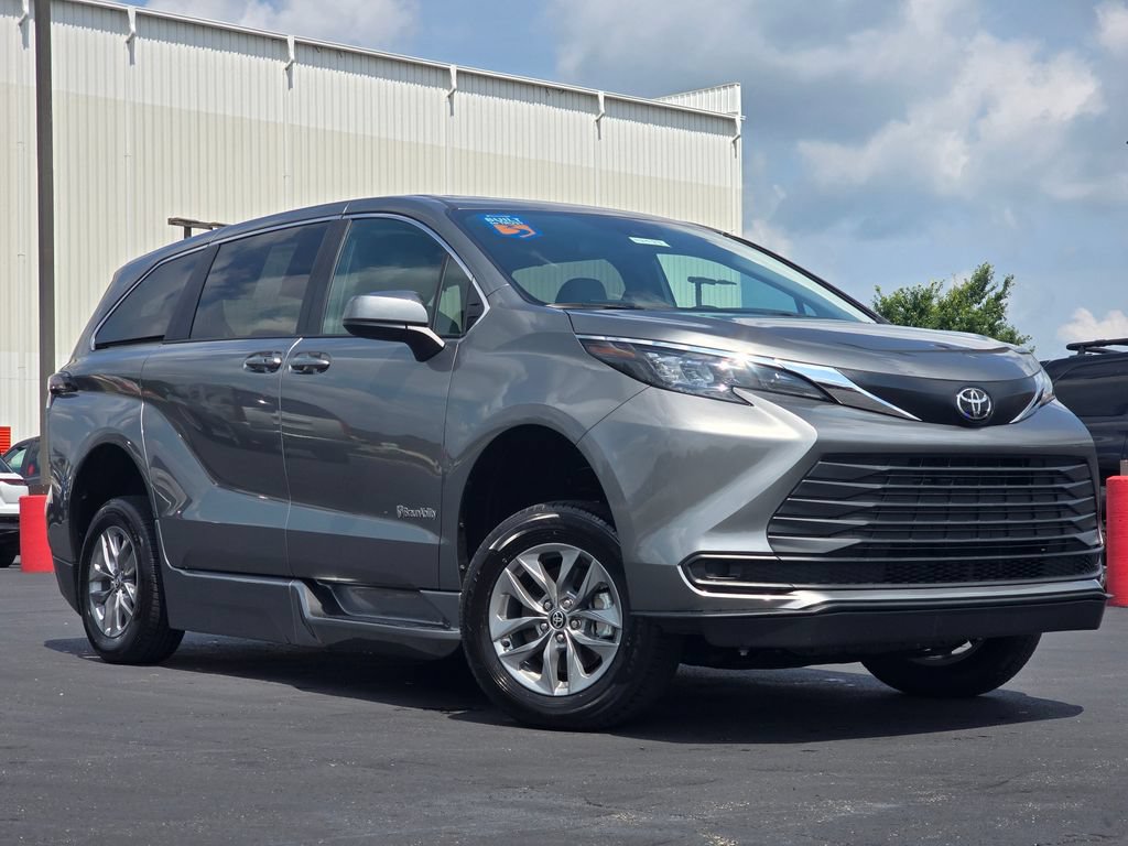 Used 2026 Toyota Sienna LE FWD image 1
