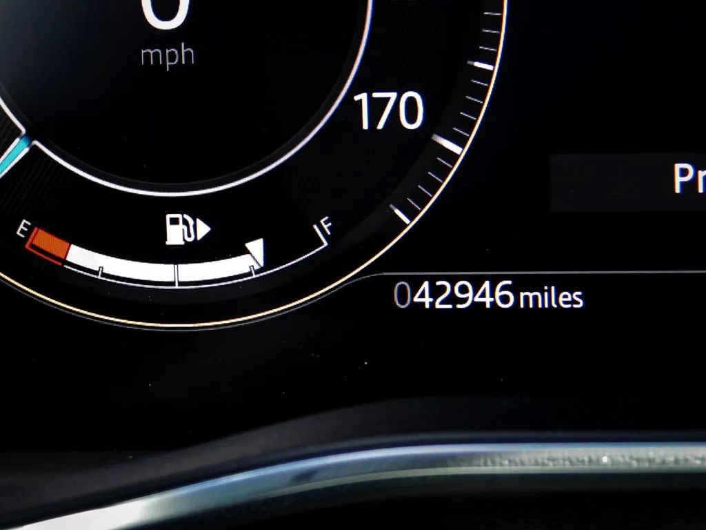 Used 2025 Jaguar F-PACE R-Dynamic S image 23