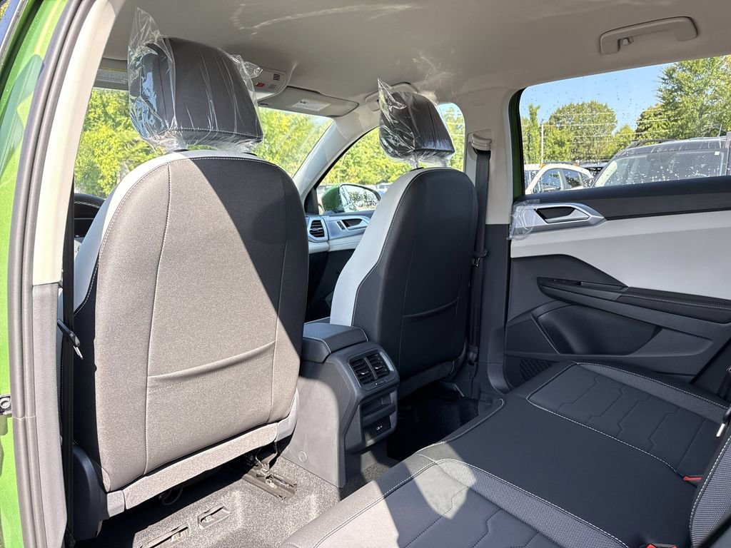 New 2025 Volkswagen Taos SE image 13