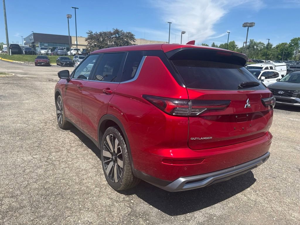 Used 2025 Mitsubishi Outlander SE FWD image 3