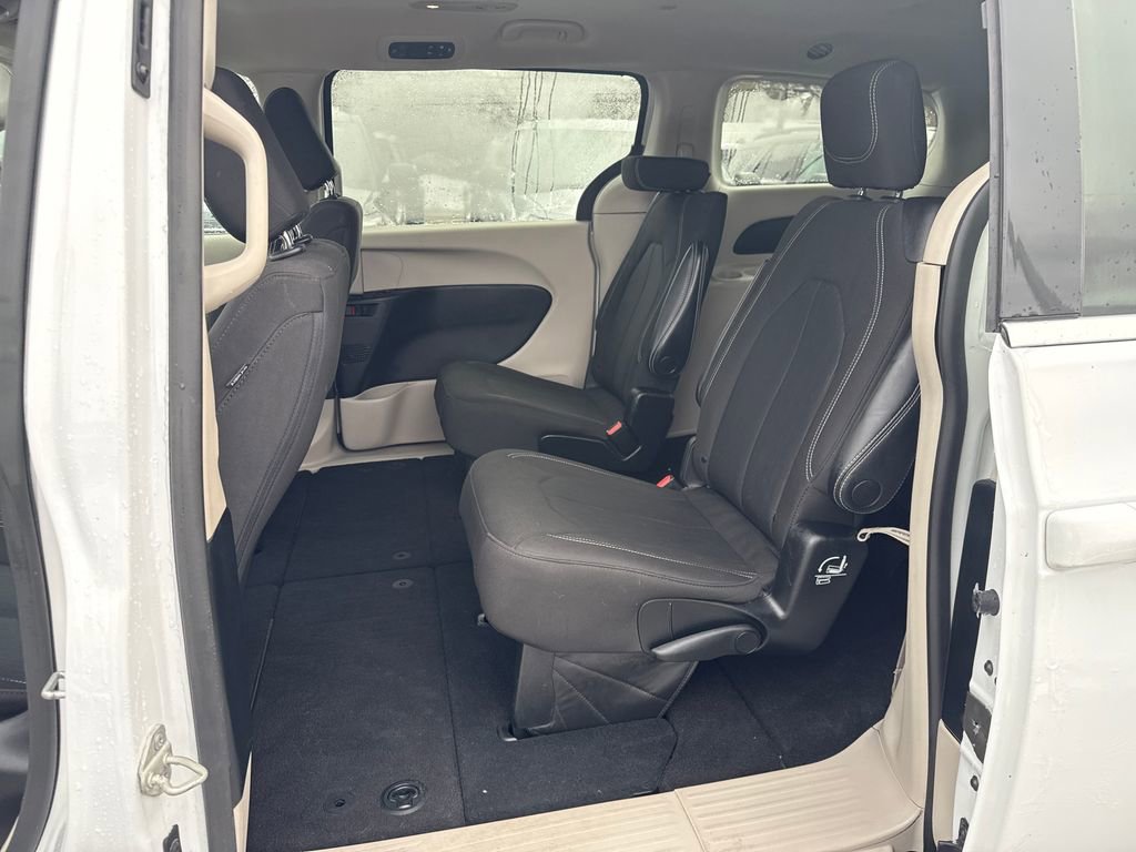 Used 2022 Chrysler Voyager LX FWD image 18