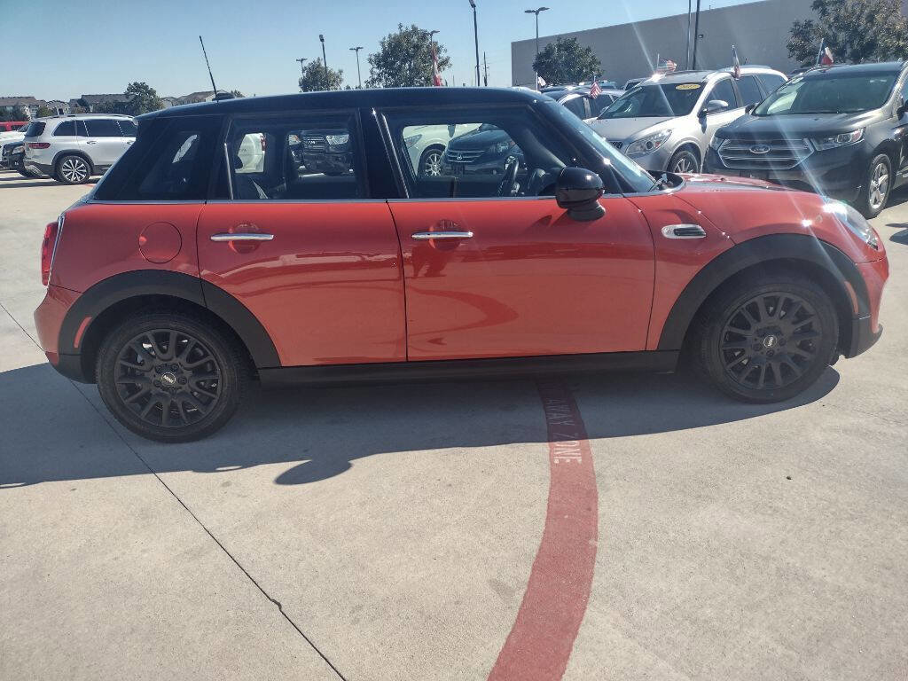 Used 2019 MINI Cooper 4-Door Hardtop w/ Storage Package image 8