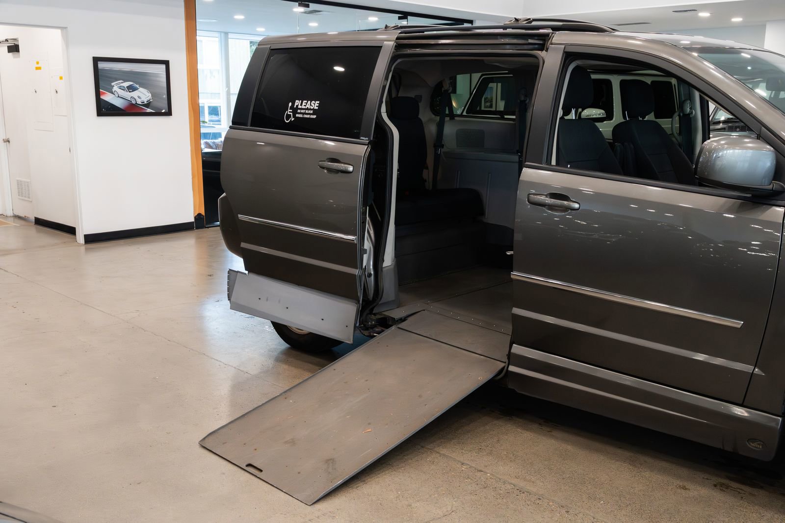 Used 2010 Dodge Grand Caravan SXT FWD image 10