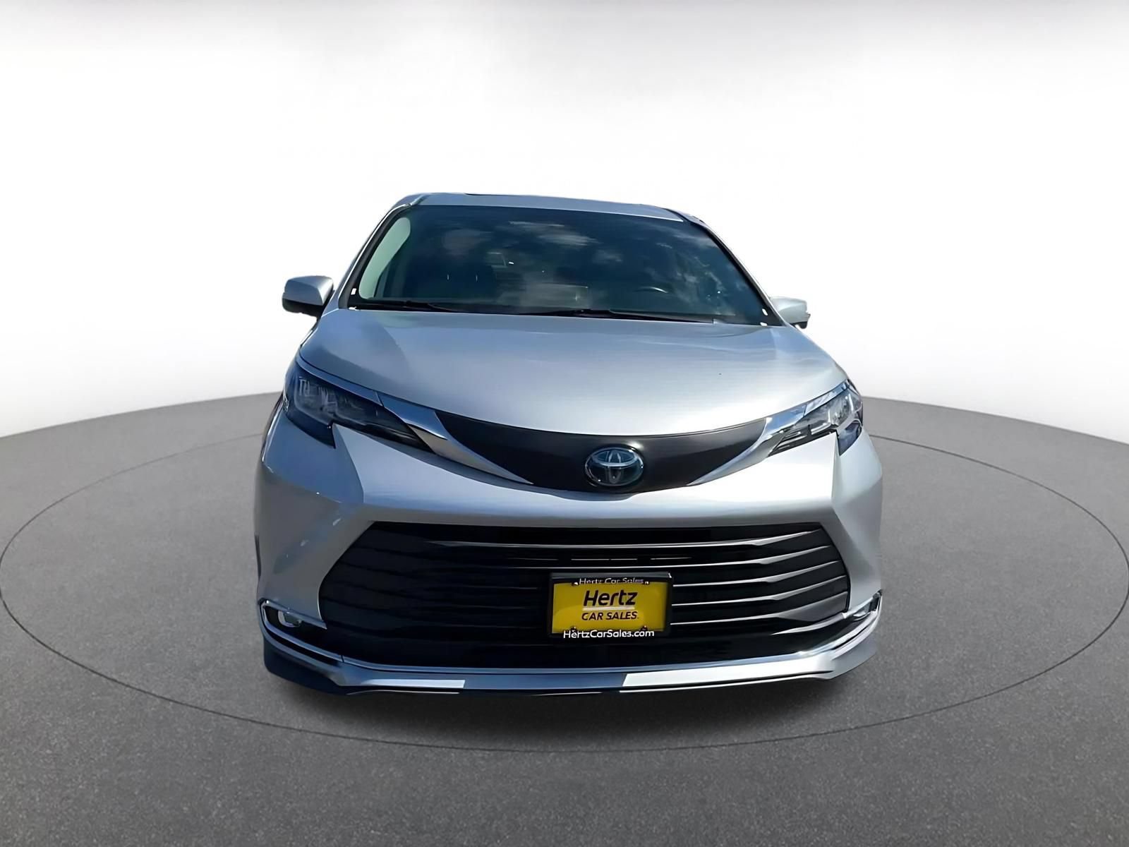 Used 2023 Toyota Sienna XLE FWD image 4