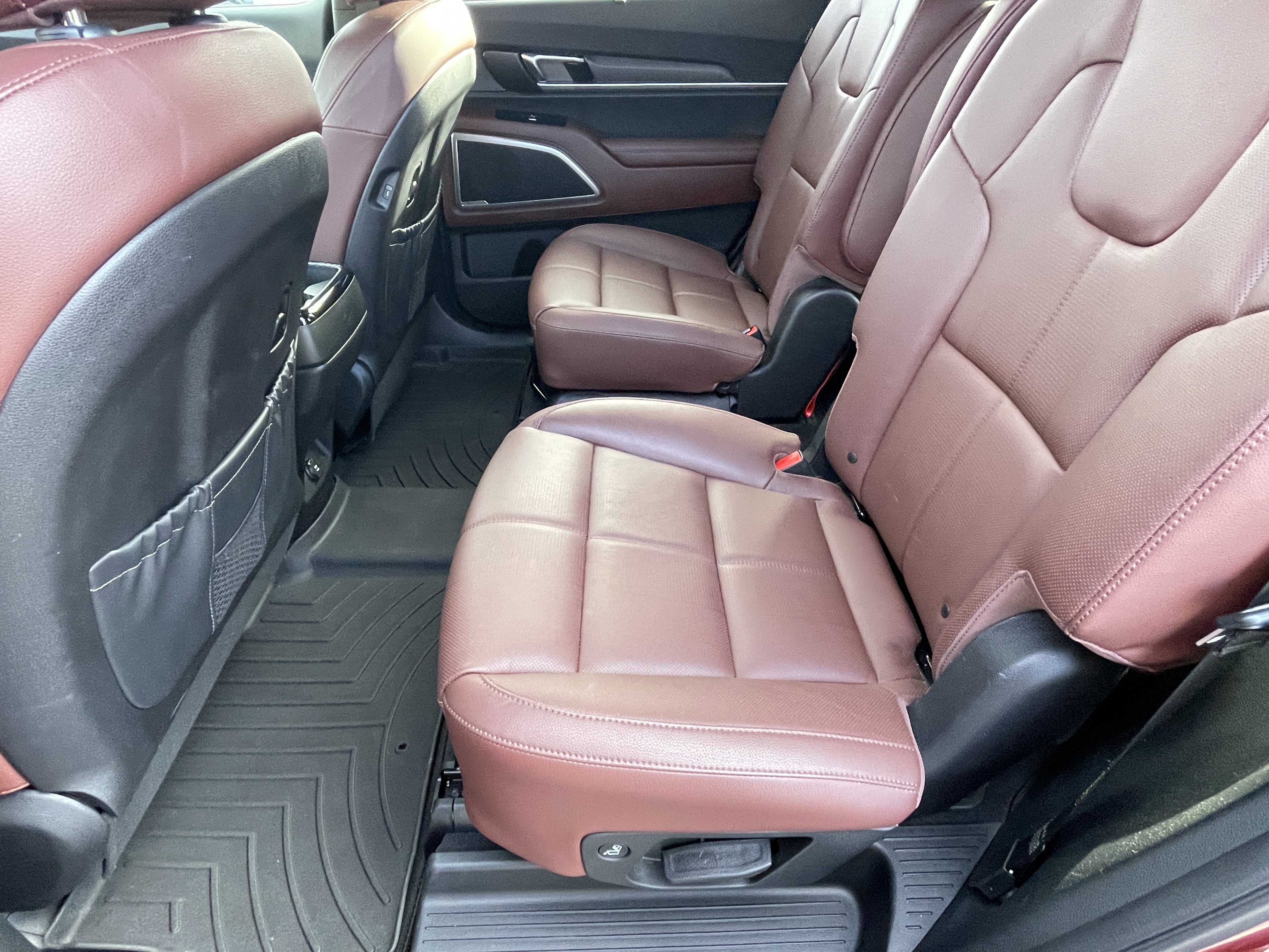 Used 2023 Kia Telluride EX w/ EX Captain's Chair Package image 16