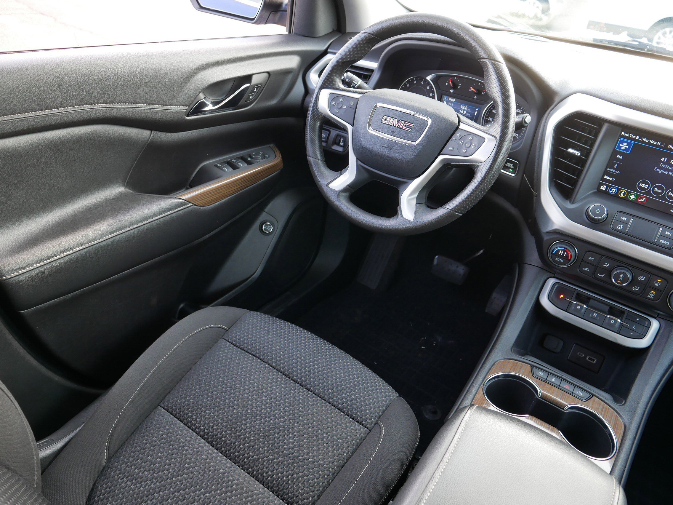 Used 2023 GMC Acadia SLE w/ Driver Convenience Package image 9