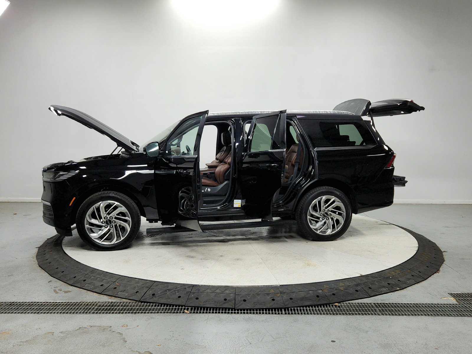 Used 2025 Lincoln Navigator Reserve AWD/4WD image 13