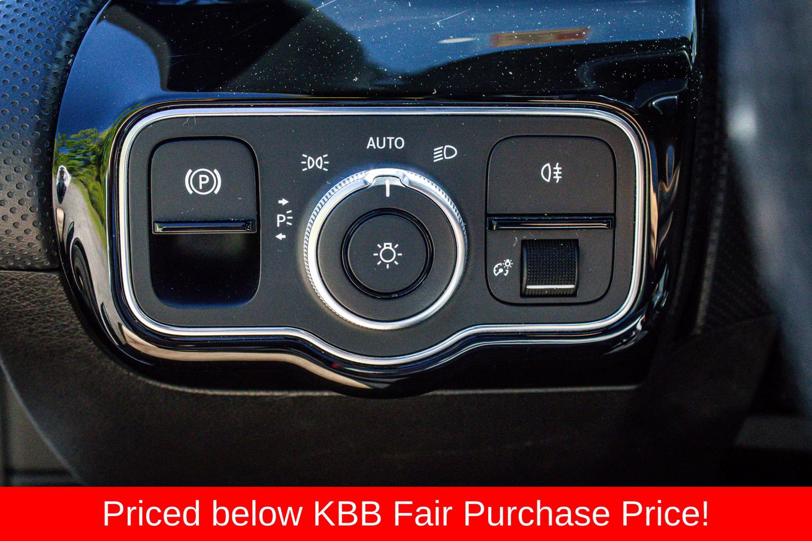 Used 2020 Mercedes-Benz A 220 4MATIC w/ AMG Line image 17