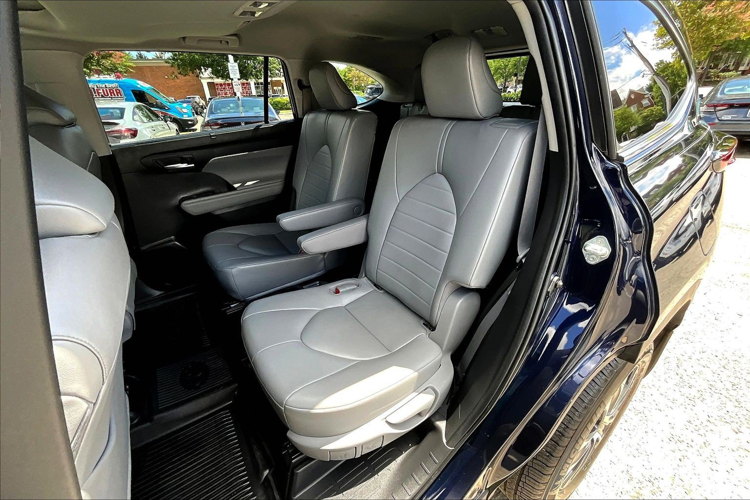 Used 2023 Toyota Highlander XLE AWD/4WD image 28
