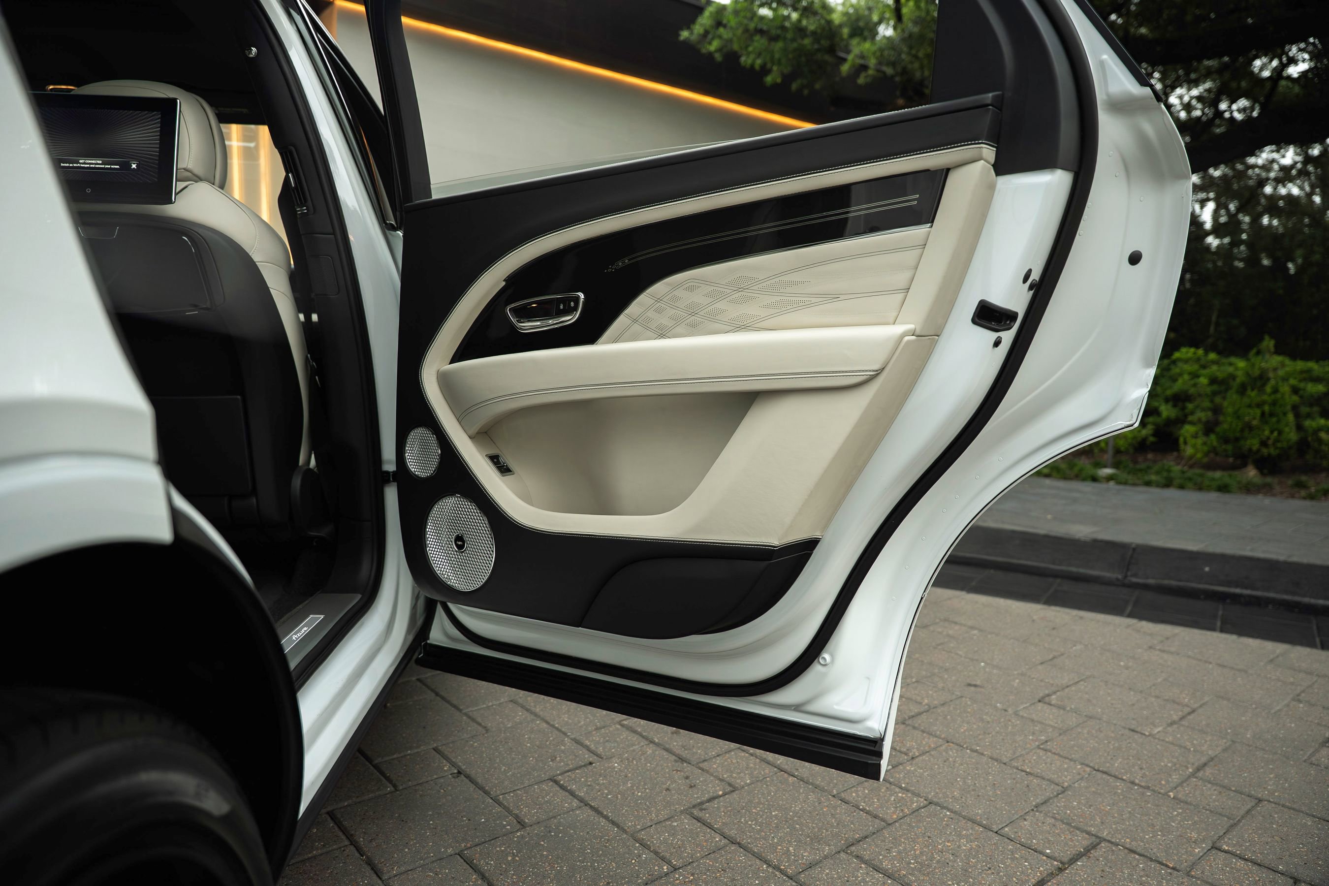 Certified 2023 Bentley Bentayga Extended Wheelbase AWD/4WD image 18
